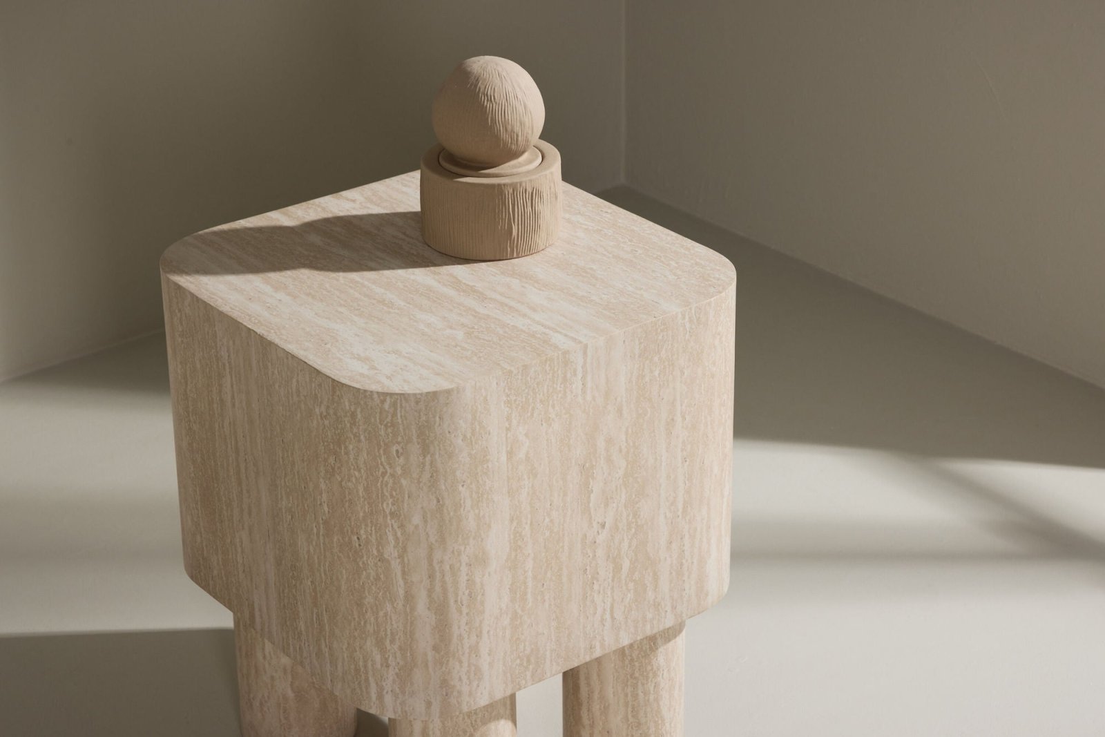 Venture Home Klirou Sidobord 40 x 40, Beige - Azalea Home
