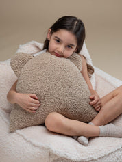 Wigiwama Bear Kudde, Biscuit - Azalea Home